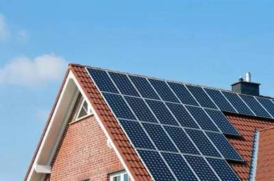 有屋頂就能裝？家用太陽能與風能發電站安裝全解析